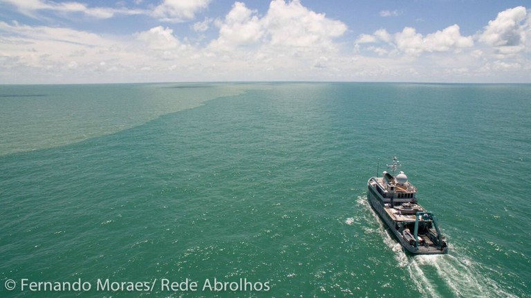 Navio na foz do Amazonas.jpg