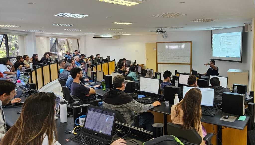 Aula do curso BDC para os profissionais do Programa de Monitoramento dos Biomas Brasileiros por Satélite (BiomasBR)