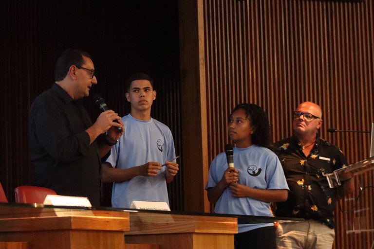 Prefeito de São José dos Campos dialogando com os estudantes