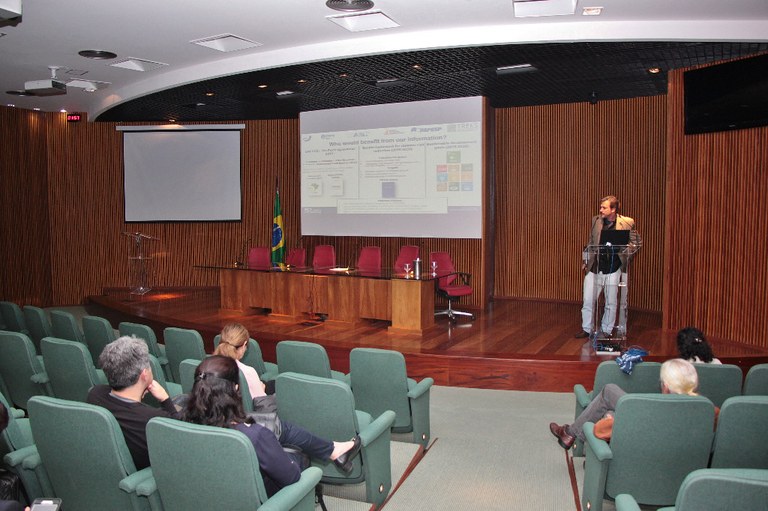 Dr. Luiz Eduardo Aragão em palestra