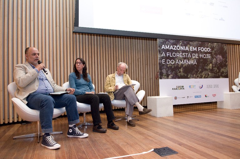 Dr. Cláudio Almeida na mesa redonda