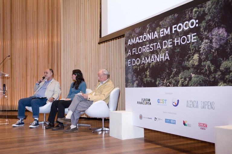 Dr. Cláudio Almeida na mesa redonda