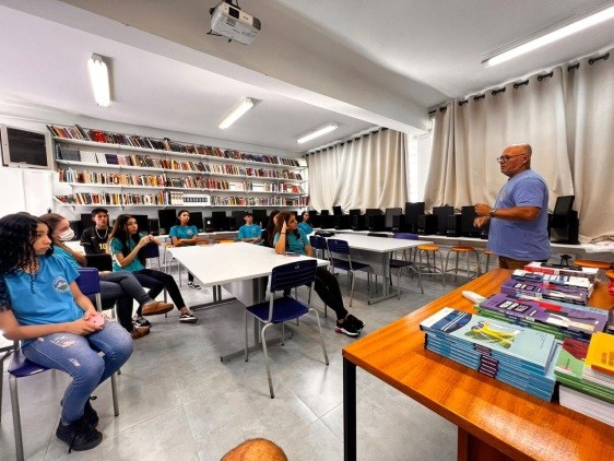 Rene Novaes (LADES/DIOTG) explica sobre o Projeto Mapear - Ser para os alunos da Escola Valmar Lourenço Santiago.