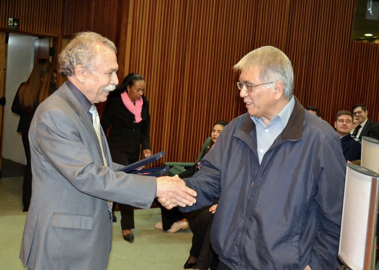 Diretor Ricardo Galvão e Dr. Yosio Edemir Shimabukuro (45 Anos de serviços ao INPE)